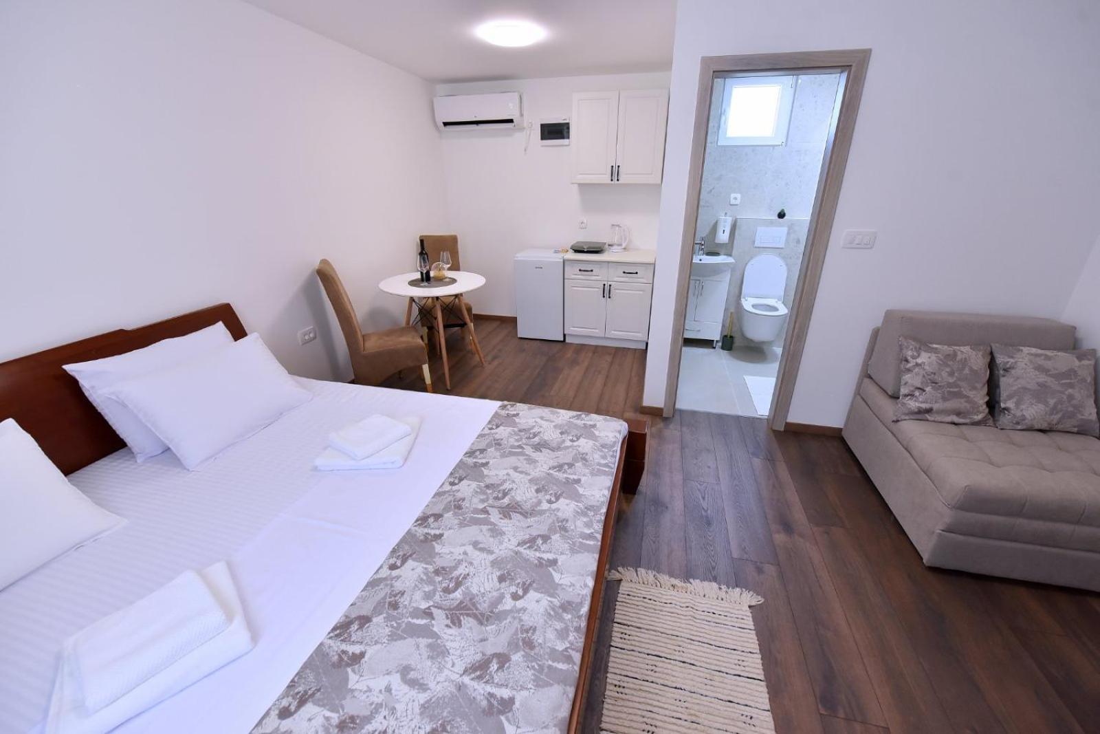 Airport Apartments Tri Hrasta Podgorica Exterior photo